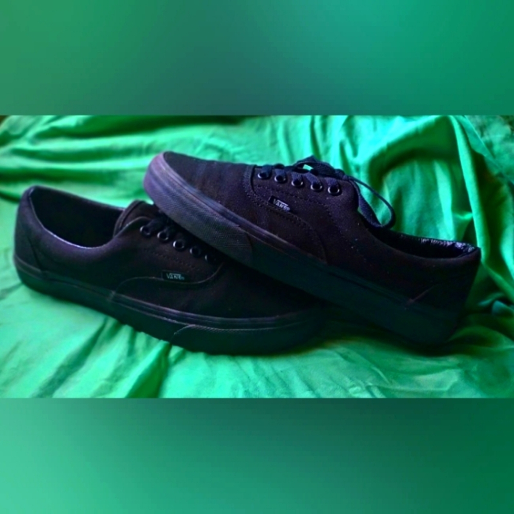 VANS TC60 sz.10 low top black on black, like new..
